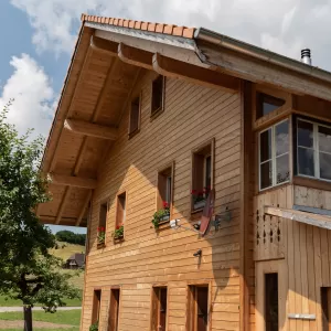 Wir haben ein spannendes Projekt abgeschlossen: den Abbruch und Wiederaufbau eines unserer Lieblingsobjekte!   Die alten Wände, die so viele Geschichten erzählen, haben nun Platz für einen modernen und einladenden Raum geschaffen. 🏡💚  Schaut euch die Vorher-Nachher-Fotos an! Wir freuen uns, euch auf unserer Reise zu inspirieren. Bleibt dran für mehr! 