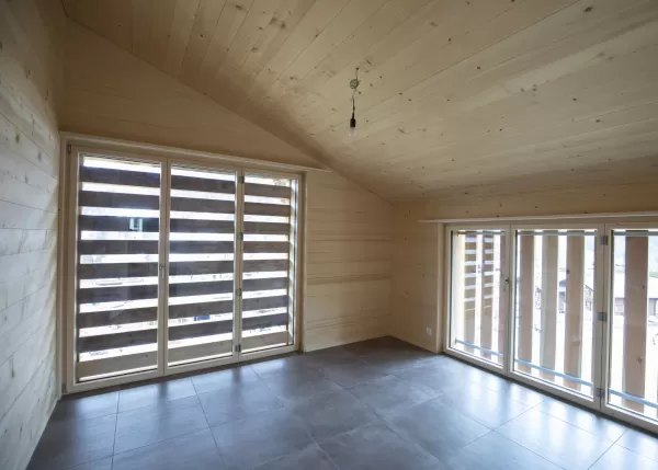 Ausbau Scheune zu Wohnhaus alles aus Truberholzelmente in Lauenen Berner Oberland. Freistehendes Cheminée zur ganzen Wohnungsheizung. Sonnenschutz aus Holz.