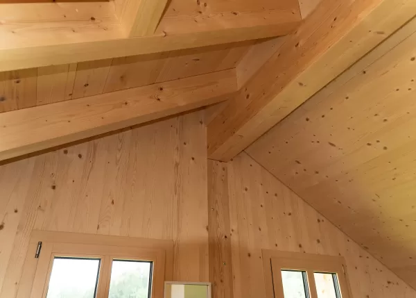 Wir haben ein spannendes Projekt abgeschlossen: den Abbruch und Wiederaufbau eines unserer Lieblingsobjekte!   Die alten Wände, die so viele Geschichten erzählen, haben nun Platz für einen modernen und einladenden Raum geschaffen. 🏡💚  Schaut euch die Vorher-Nachher-Fotos an! Wir freuen uns, euch auf unserer Reise zu inspirieren. Bleibt dran für mehr! 