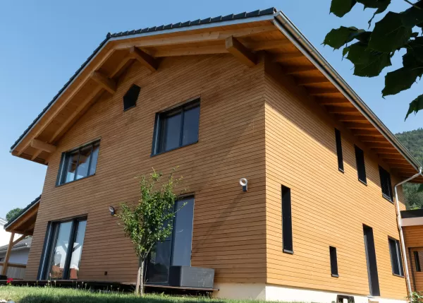 Wir sind stolz, unser neuestes Projekt vorzustellen: ein Einfamilienhaus, komplett aus unserem regionalen Truberholz gebaut. Dieses Haus vereint Nachhaltigkeit, Design und Qualität – für ein Wohnerlebnis im Einklang mit der Natur. 🌿💚