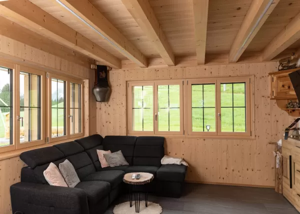 🌿 Nachhaltiges Bauen mit Schweizer Holz – ein Wohnhaus aus Truberholz 🏡  Nachhaltigkeit und regionale Wertschöpfung sind zentrale Themen im modernen Holzbau. Dieses Wohnhaus aus Truberholz zeigt, wie innovatives Bauen mit heimischem Holz nicht nur ökologische Vorteile bietet, sondern auch ästhetisch und technisch überzeugt. 🌲✨  Durch die Kombination von hochwertigem Schweizer Holz, präziser Verarbeitung und durchdachter Architektur entsteht ein Wohnraum mit natürlichem Wohlfühlklima. Ein inspirierendes B