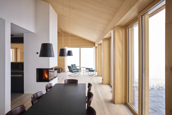 Ferienwohnung aus Truberholz mit wunderschöner Glasfront. Integriertes Bad im Schlafzimmer. Küche mit eingebauten Griffe.