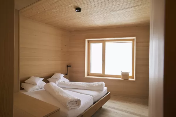 Ferienwohnung aus Truberholz mit wunderschöner Glasfront. Integriertes Bad im Schlafzimmer. Küche mit eingebauten Griffe.