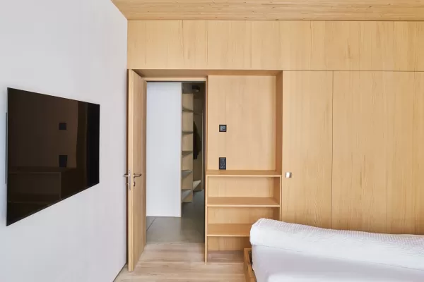 Ferienwohnung aus Truberholz mit wunderschöner Glasfront. Integriertes Bad im Schlafzimmer. Küche mit eingebauten Griffe.