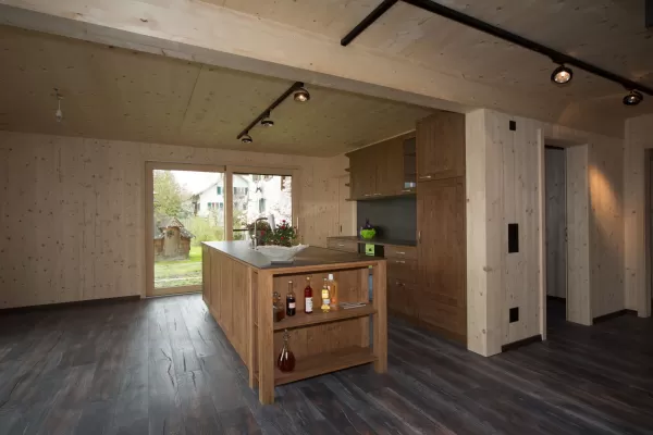 Wohnhaus Truberholzhaus Schalung aussen liegend Truberholzwände sichtbar, im Bad alles Holz inkl, Boden, in der Küche alles Holz inkl, Küchenboden Regionalität Truberholz Schweizer Holz Zimmermann Seeland