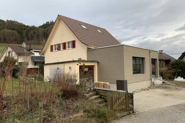 Anbau an bestehendem Einfamilienhaus aus Truberholzwänden