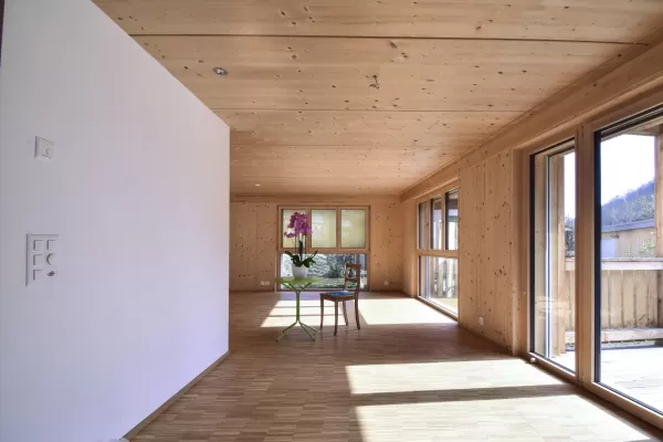 Mehrfamilienhaus in Lyss. Das Haus ist von einem Naturgarten umschlungen. Die Storen sind nach einem Farbmuster von der Bauherrin ausgewählt.