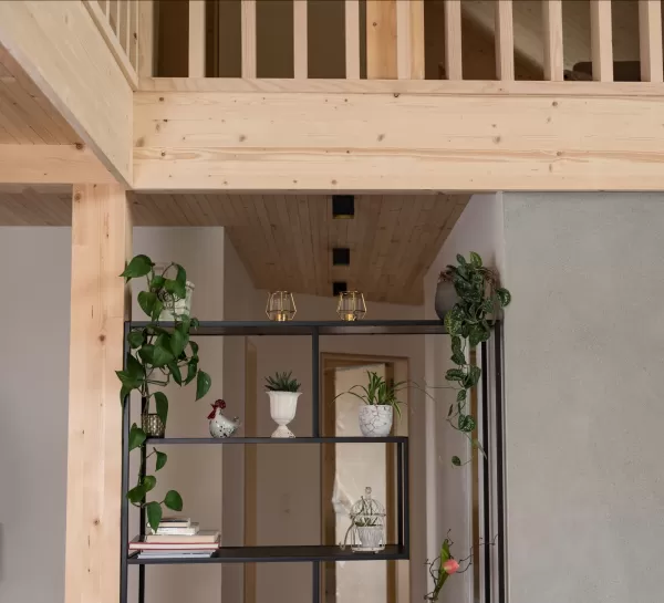 Truberholz Mehrfamilienhaus. Aussenschalung vor vergrautes Falzbrett aus Tanne, integrierte Sauna in Ferienwohnung, Saunawand aus Tanne, Möbel in der Saune aus Arven Holz, Truberholz-Wände innen sichtbar, inklusive Decke Dachschräge, Gebäudehülle Truberholz sichtbar, Innendecke Brettstapel, Boden ist alles Trockenbauaufbau, Zimmer und Bad aus Tannen Holz und allgemein Räume sind Buchenriemenboden. Türen sind alle Massivholz mit Blockfutter aus Tanne.